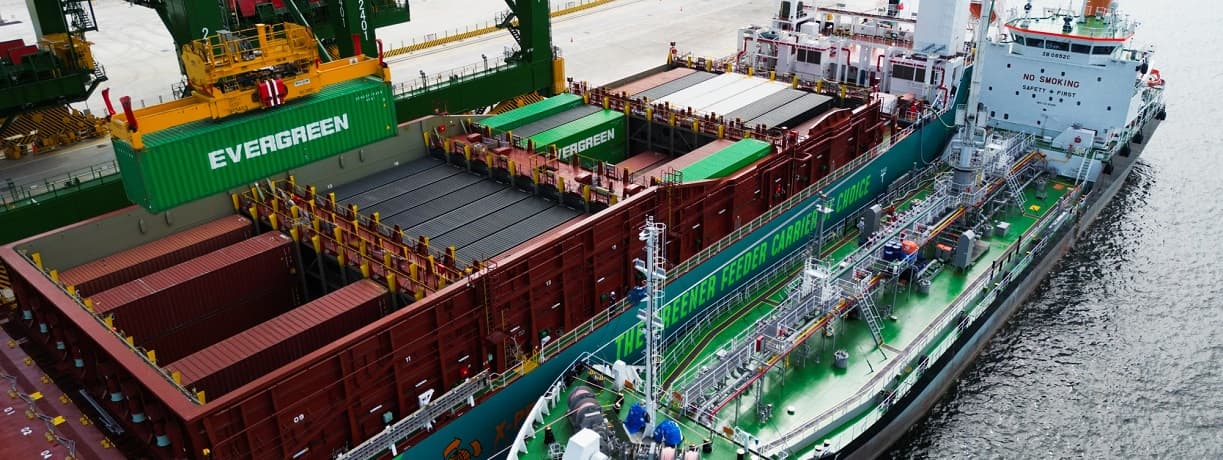(b) First Successful Simultaneous Methanol Bunkering and Cargo Operation at Tuas Port