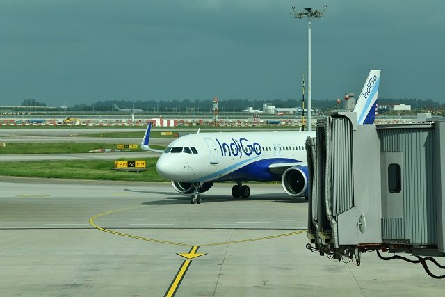5+Flight+carrying+crew+arrives+in+Singapore 5+Flight+carrying+crew+arrives+in+Singapore