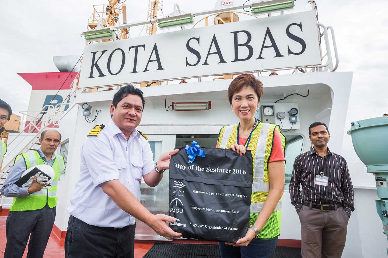 Picture of SMS Teo presenting hamper to Capt Kyaw Soe Hlaing, Ship Master of Kota Sabas, in celebration of Seafarers’ Day 2016