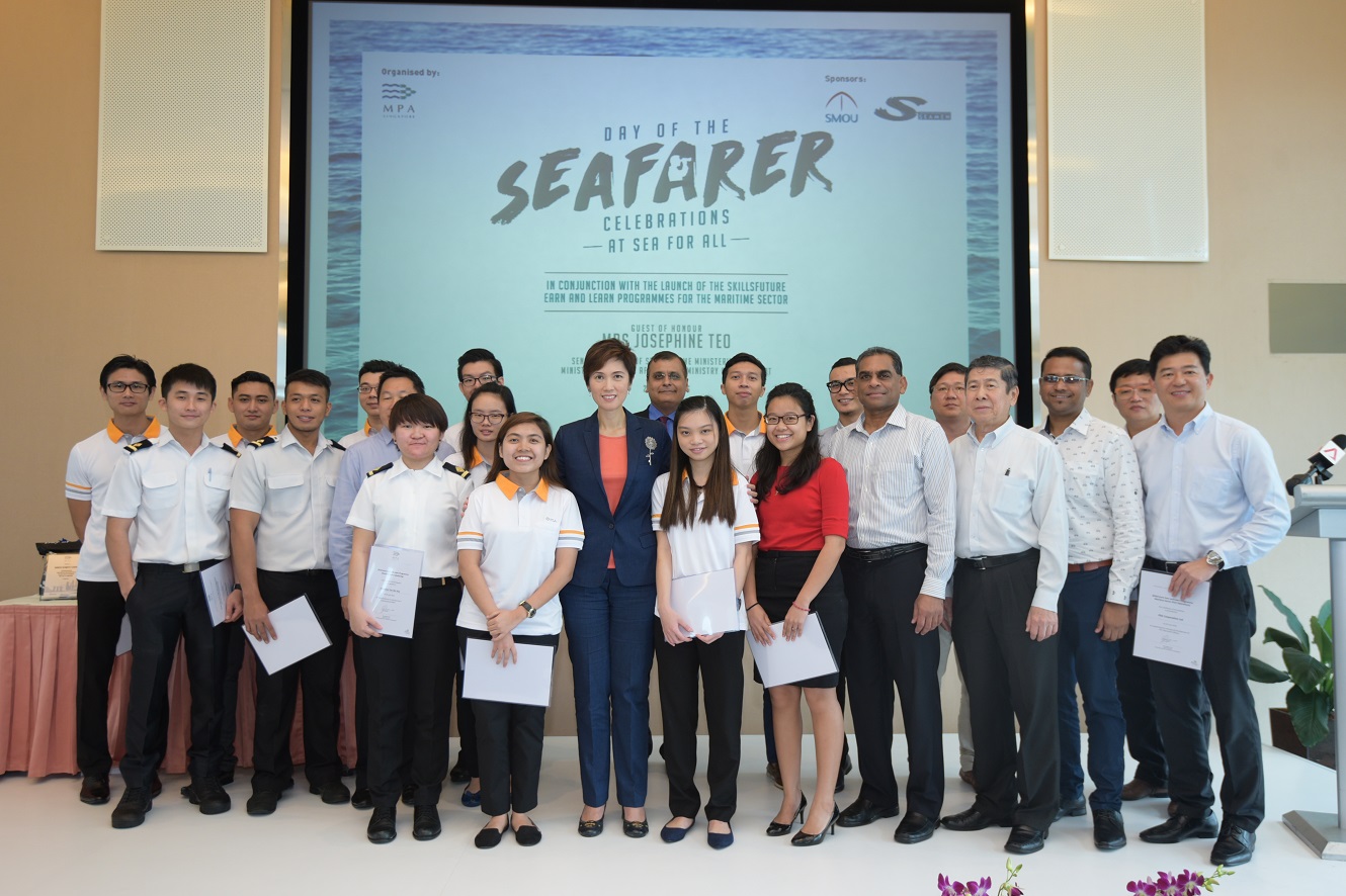 Group photo - SkillsFuture ELP Trainees with GOH, SMS Josephine Teo