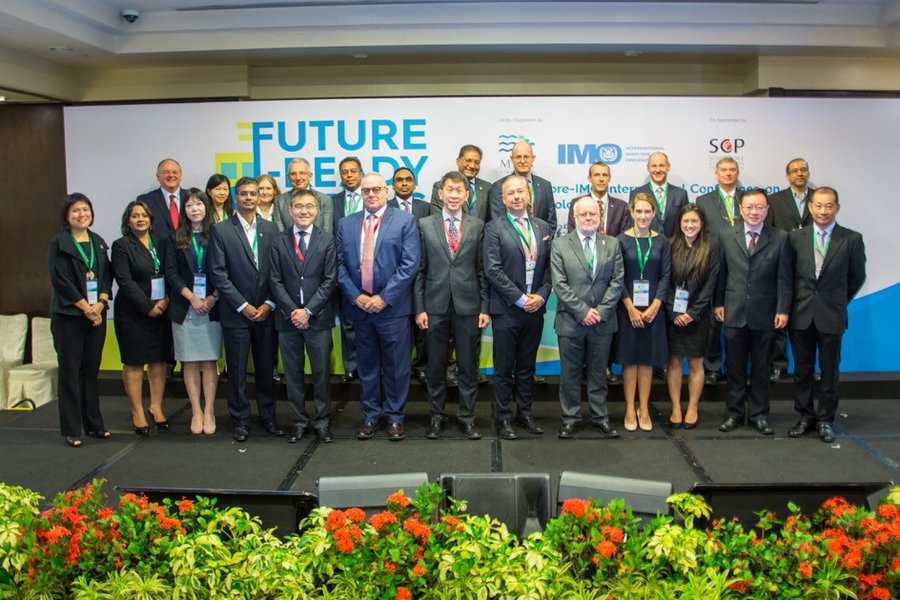 Group photo with participants at Future-ready Shipping 2017