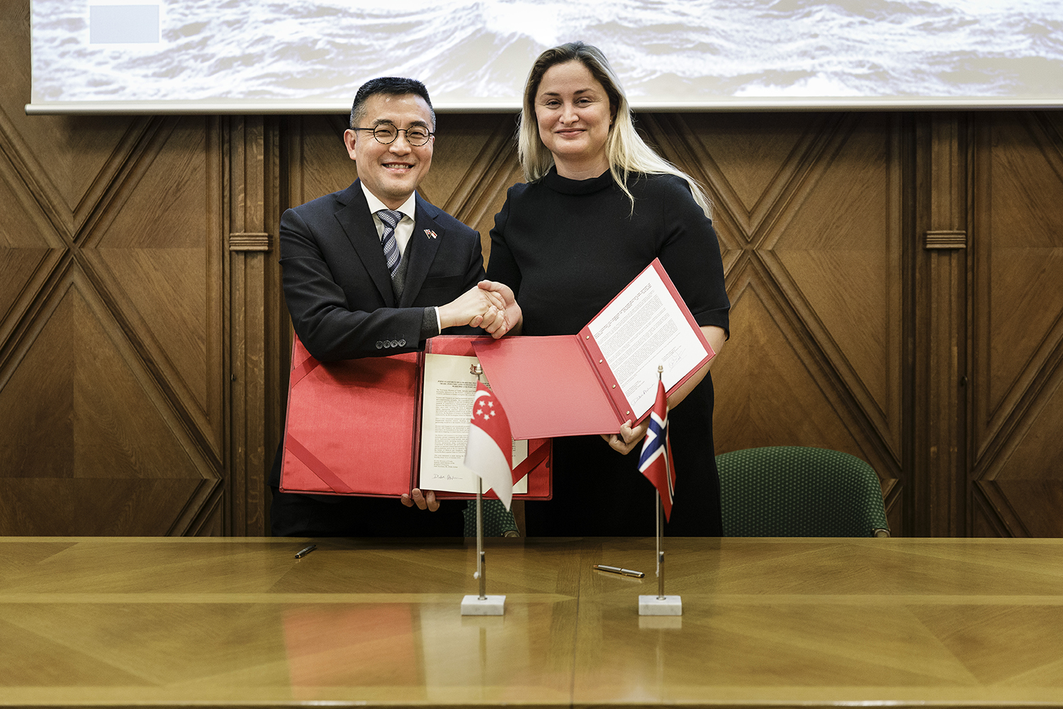 Picture of MPA Chief Executive, Mr Andrew Tan, and Norway State Secretary, Ms Dilek Ayahn, at the Joint Statement Signing Ceremony