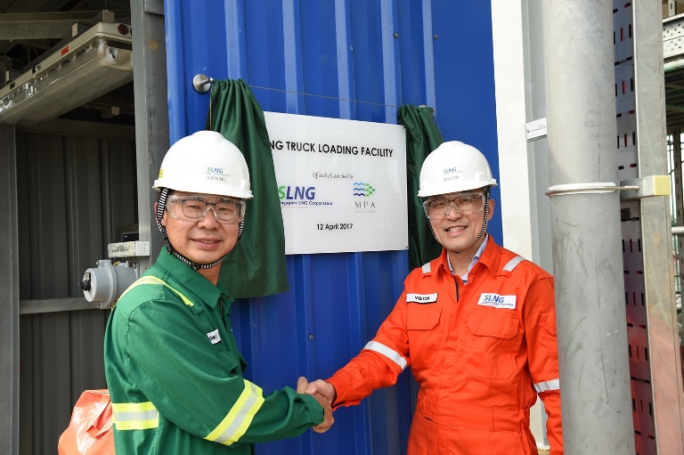 Launch+of+LNG+Truck+Loading+Facility_Unveiling+of+Plaque+by+SLNG+CEO+John+Ng+and+MPA+CE+Andrew+Tan2