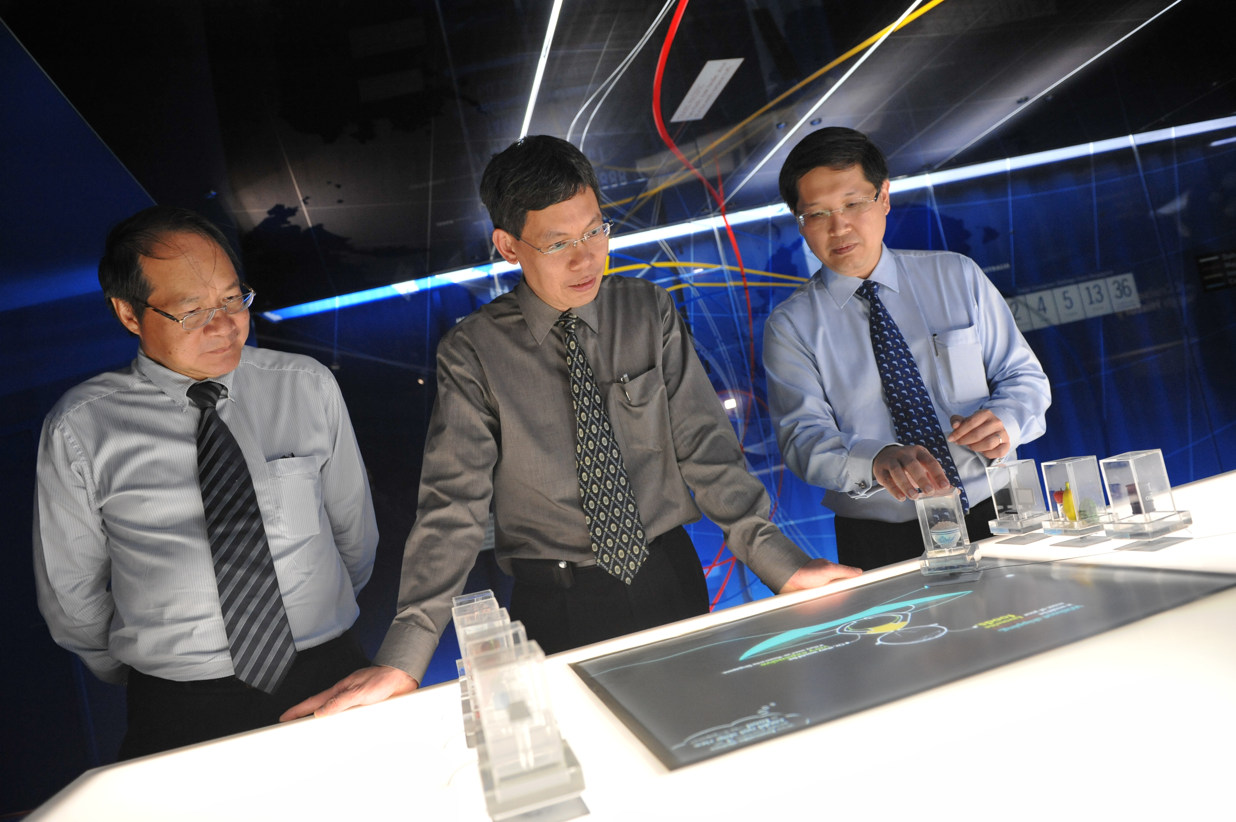 mr_lucien_wong_minister_lui_mr_lam_yi_young_at_the_interactive_display_at_smg