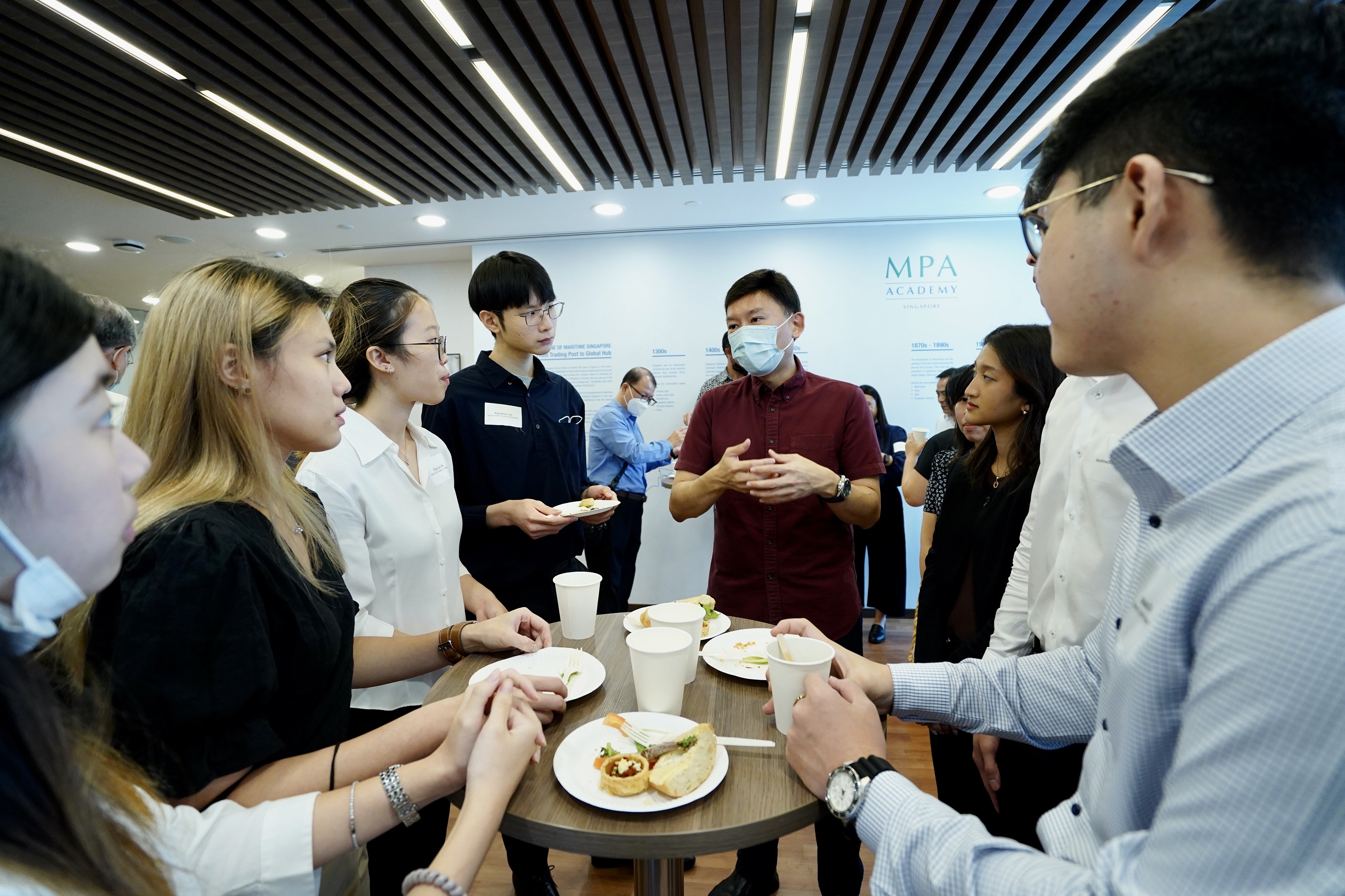 Senior+Minister+of+State,+Ministry+of+Transport,+Mr+Chee+Hong+Tat,+interacting+with+the+youth+ambassadors Senior+Minister+of+State,+Ministry+of+Transport,+Mr+Chee+Hong+Tat,+interacting+with+the+youth+ambassadors