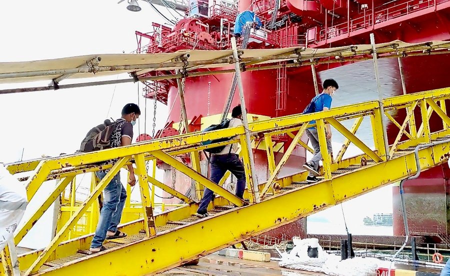 Workers+boarding+the+floating+accommodation