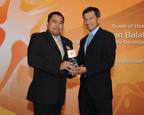 MPA receiving the award by Dr Vivian Balakrishnan