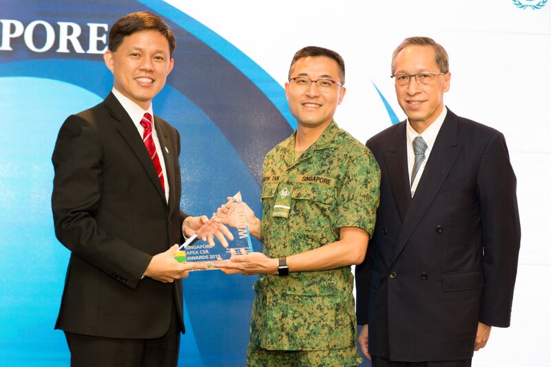 MPA+CE+receiving+award+from+GOH+and+Mr+Kwek MPA+CE+receiving+award+from+GOH+and+Mr+Kwek