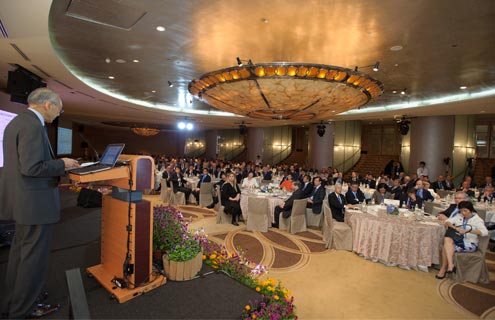 Mr Tung Chee Chen delivering the lecture at the Singapore Maritime Lecture