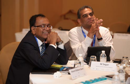 MPA Assistant Chief Executive (Operations) Capt M. Segar and delegates in discussion