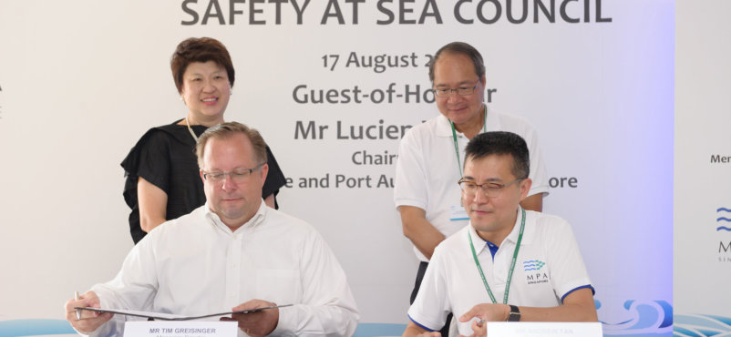 Mr Tim Greisinger, Managing Director, IBM Singapore and Mr Andrew Tan, Chief Executive MPA signing the MOU, witnessed by Ms Janet Ang, Vice President, Systems of Engagement & Smarter Cities, IBM Asia Pacific and Mr Lucien Wong, Chairman of MPA