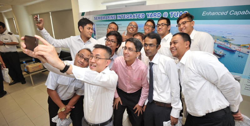 MPA's Chief Executive, Mr Andrew Tan chatting with seafarers
