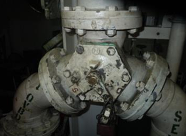 3-way change over valve in “open to sea” position. Valve handle had slipped on spindle